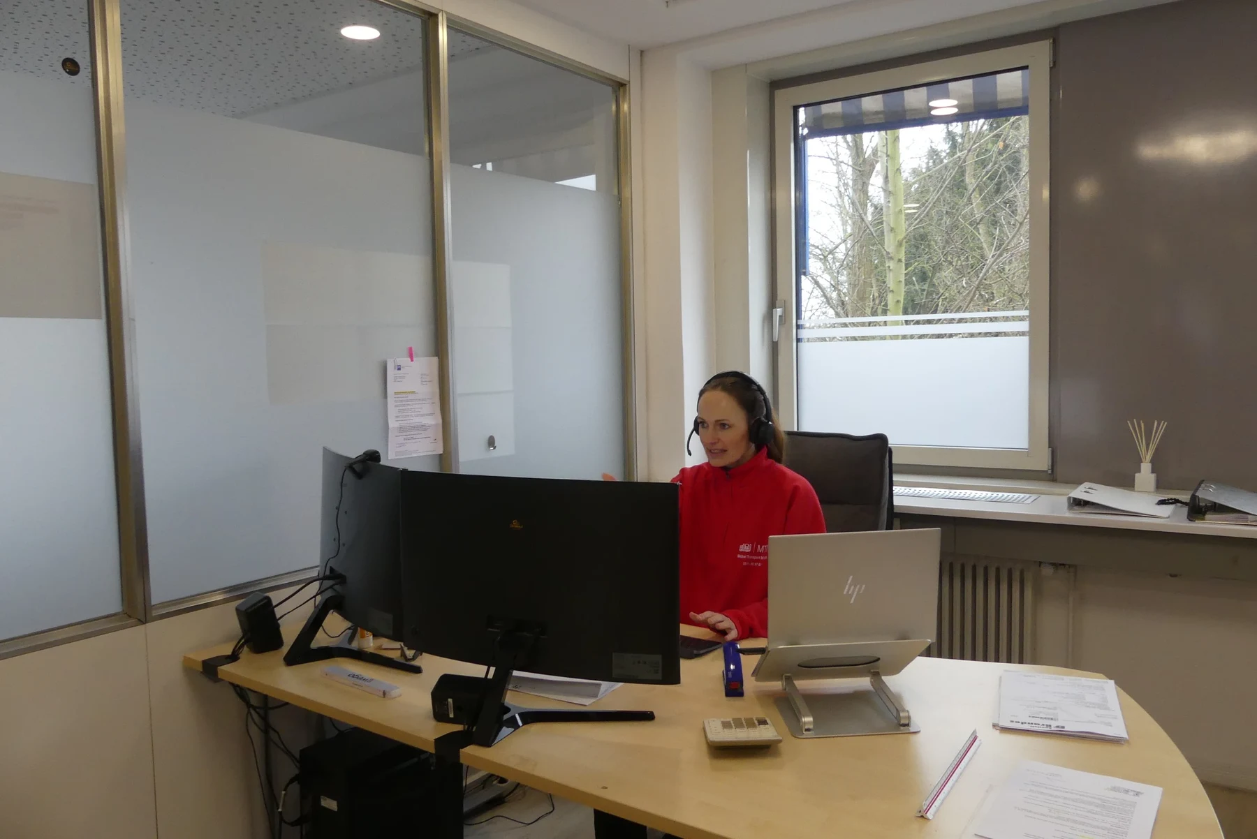 MTM Mitarbeiterin am Arbeitsplatz im Büro.