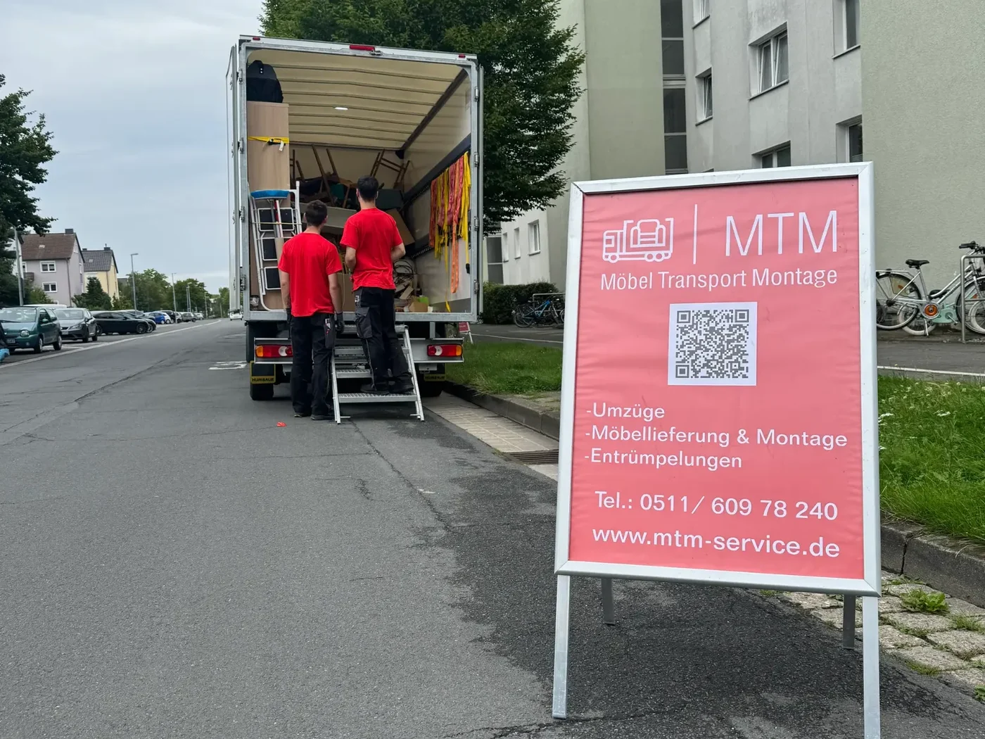MTM Fahrzeug beim Einsatz im Wohngebiet.