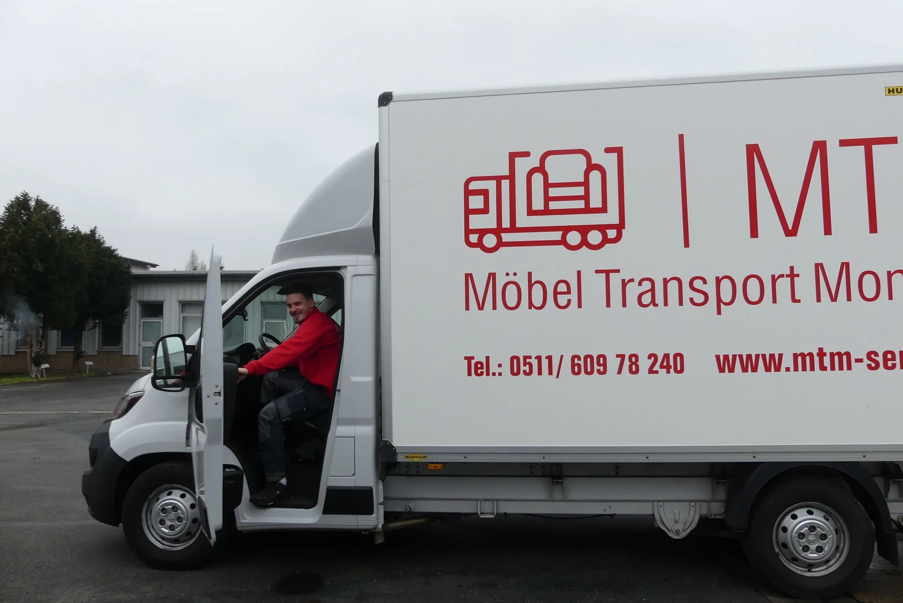MTM Mitarbeiter im Fahrerhaus eines Transportfahrzeugs.