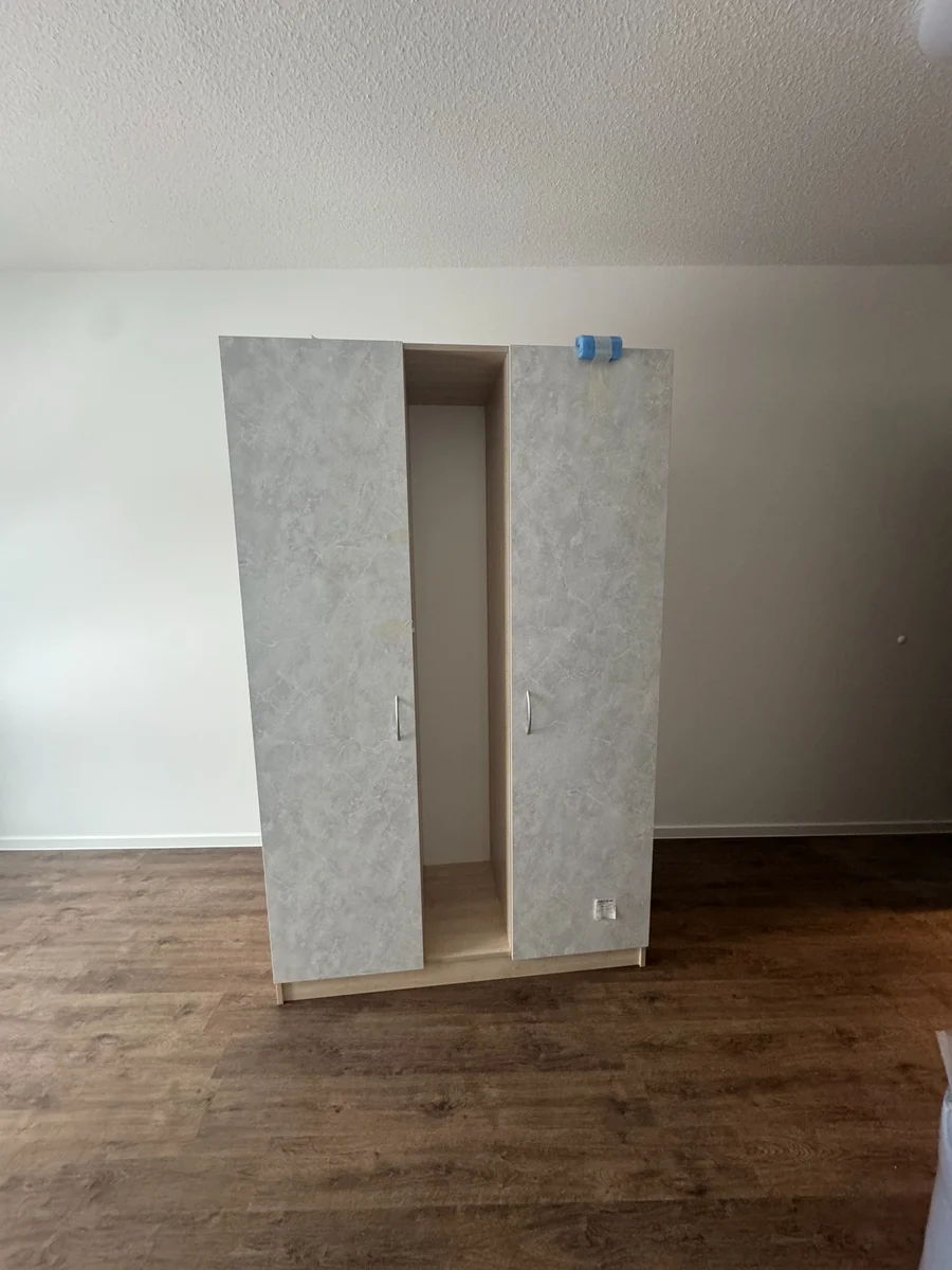 Montierter Schrank in einem Raum.