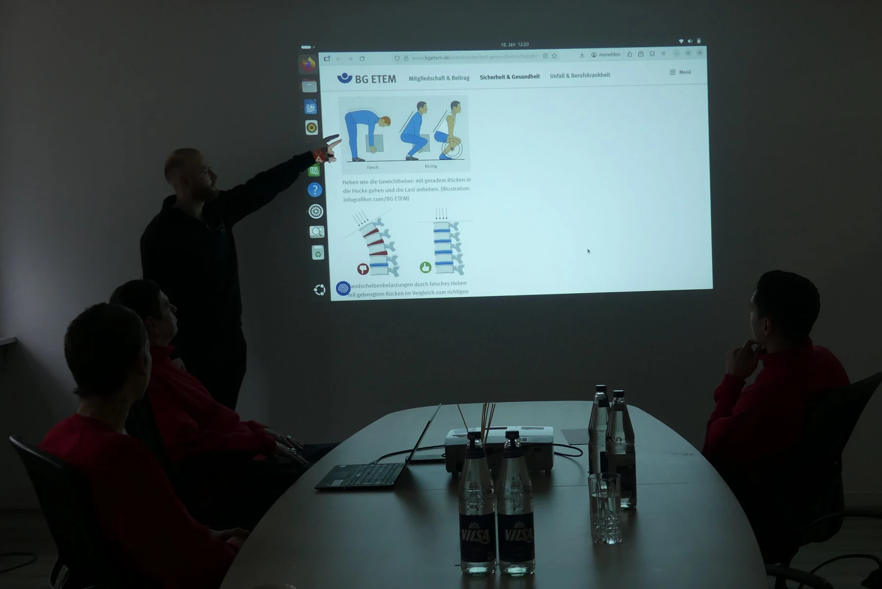 MTM Team bei einer internen Schulung oder Präsentation.