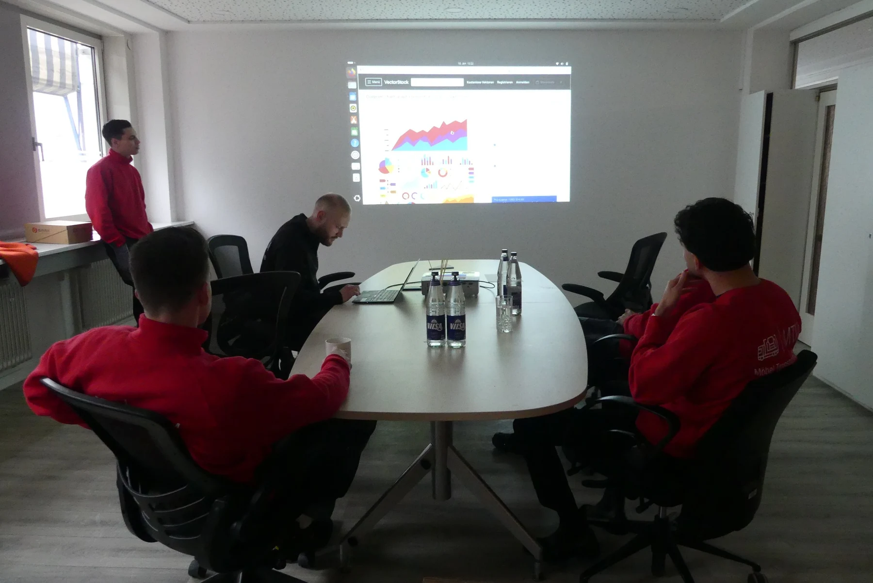 Besprechung im Team während einer Präsentation.