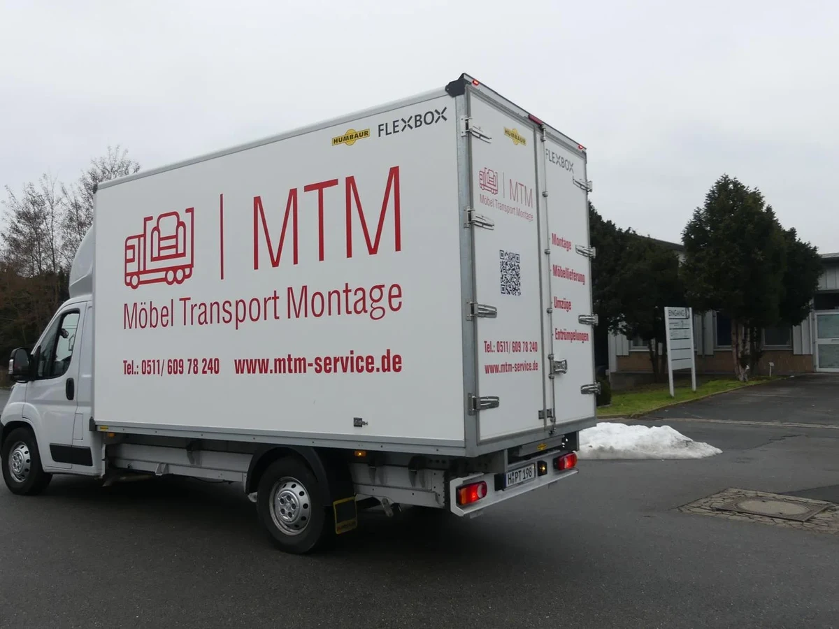 MTM Transportfahrzeug mit Firmenbranding im Einsatz